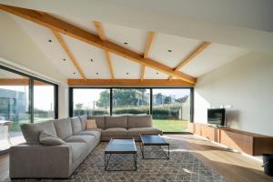 ein Wohnzimmer mit Sofa und Tisch in der Unterkunft Relax in Santiago de Compostela in Vedra