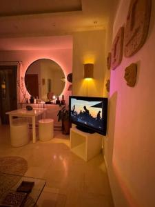 Μια τηλεόραση ή/και κέντρο ψυχαγωγίας στο Agréable Appartement calme & Style +12 φωτογραφίες