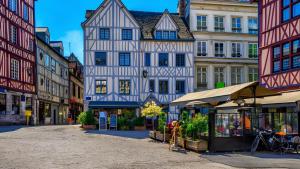 ルーアンにあるCharmant studio au calme linge et ménage inclusの街路のある建物の集まり