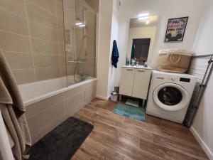 ein Badezimmer mit Waschmaschine und Dusche in der Unterkunft Marly la Ville, appartment CDG, Paris Airport in Marly-la-Ville + 25 Fotos