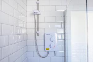 サンダーランドにあるThe Sunderland Spot Family & Work Readyの白いタイル張りのバスルーム(シャワー付) +57枚の写真