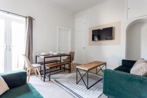 サンダーランドにあるThe Sunderland Spot Family & Work Readyのテーブルとソファのあるリビングルーム