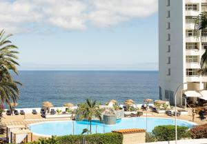un hotel con vistas a la piscina y al océano en Precise Resort Tenerife, en Puerto de la Cruz