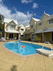 a swimming pool with a frisbee in the middle at Le Dauphin Villa 3 Bedroom 5min Walk to Beach - LB2 in Flic-en-Flac