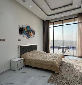 ein Schlafzimmer mit einem Bett und Blick auf einen Tisch in der Unterkunft Zahrtishrin in Sur + 50 Fotos