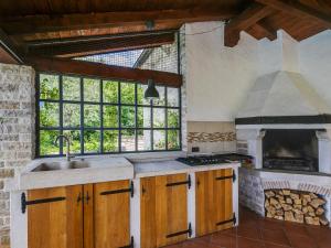 Η κουζίνα ή μικρή κουζίνα στο Villa ARtIEN for 8 people with 32m2 private pool & pet friendly