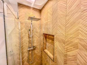 Et badeværelse på Brisamar Beach Penthouse + 29 billeder