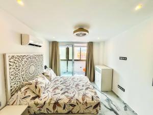 En eller flere senge i et værelse på Brisamar Beach Penthouse