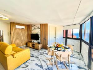 Et tv og/eller underholdning på Brisamar Beach Penthouse