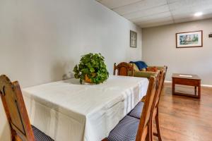 Una mesa con una planta encima. en 14 Mi to Black Moshannon! Pet-Friendly Apartment, en Philipsburg
