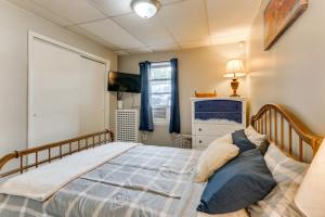 un dormitorio con una cama y una ventana en 14 Mi to Black Moshannon! Pet-Friendly Apartment, en Philipsburg