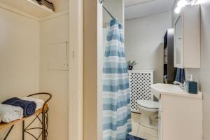 Un baño con una cortina de ducha azul y un inodoro. en 14 Mi to Black Moshannon! Pet-Friendly Apartment, en Philipsburg 17 fotos más