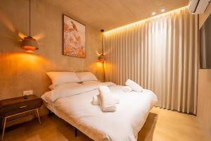 a bedroom with a bed with two towels on it at וילה כוכב המדבר in Eilat +5 photos
