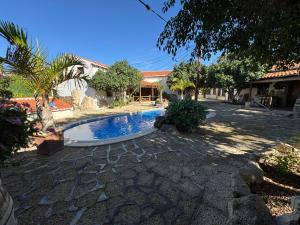 a swimming pool in a yard next to a house at Casa Mercedes in El Río