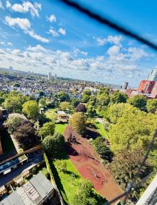 eine Aussicht über eine Stadt mit Bäumen und Gebäuden in der Unterkunft Stylish 2B City View Central london Zone 1,Fast Wi-Fi Apartment in London