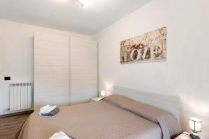 Un dormitorio con una cama y un cuadro en la pared. en Mareamore Apartment, en Lusignano 15 fotos más