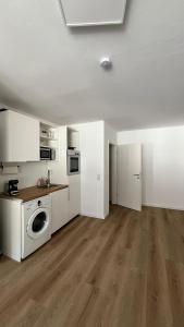 a kitchen with a washing machine in a room at Zentrales und renoviertes Apartment nähe Medienhafen mit Balkon in Düsseldorf