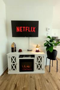 Televiisor ja/või meelelahutuskeskus majutusasutuses MTR Apart Montreal Hospital Corporate Stay