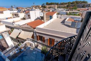 una vista de una ciudad desde un balcón en The Storybook Maisonette, en Rethymno