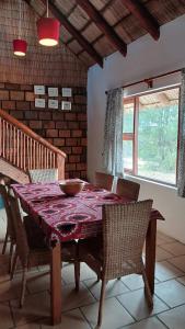 una mesa de comedor con sillas y un tazón. en Casa Nova, Barra, en Miramar