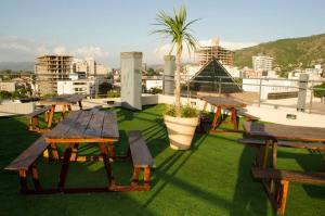 a group of picnic tables on the roof of a building at Departamento Céntrico Miralejos 3 in Villa Carlos Paz