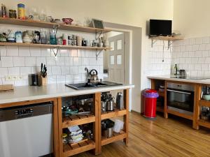 Dapur atau dapur kecil di A comfortable apartment near Slovanské Square +2 gambar