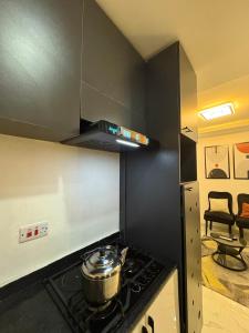 Η κουζίνα ή μικρή κουζίνα στο Luxury 1BR Apartment Free Parking & Fast Wi-Fi +19 φωτογραφίες