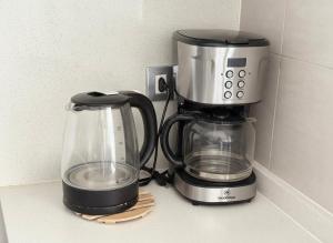 une cafetière et un mixeur sur un comptoir dans l'établissement Altos de Las Condes, à Santiago