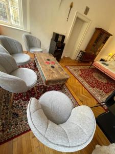 een woonkamer met 3 stoelen en een salontafel bij Apartmán LACRON Praha in Praag