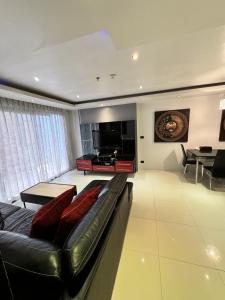 Et tv og/eller underholdning på L08 Penthouse Suite Modern Condo On Bangla Road