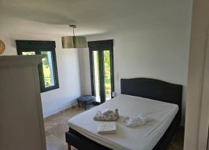 une chambre avec un lit avec deux serviettes dessus dans l'établissement Les oliviers, à Saint-Didier