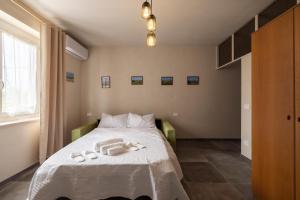 a bedroom with a bed with white towels on it at Hillside Escape in Pontestura