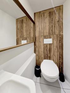 モンスにあるDesign Apartment in Mons Center 2の白いトイレと木製の壁が備わるバスルーム +25枚の写真
