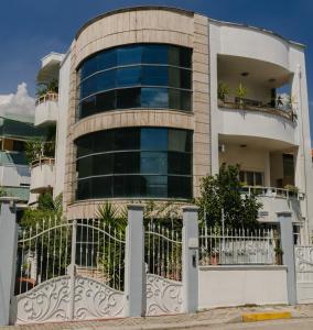 un bâtiment avec une clôture devant lui dans l'établissement Luxury Villa Apartment with Rooftop Terrace & Free Parking, à Tirana