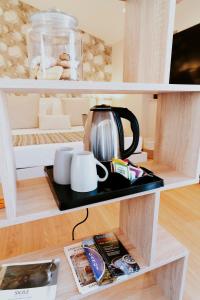 a cupboard with a tea pot and a tea kettle at BAGLIO TRAMONTANA in Gangi