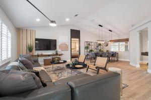 Μια τηλεόραση ή/και κέντρο ψυχαγωγίας στο Casa Canal Waterfront Heated Pool & Spa Retreat