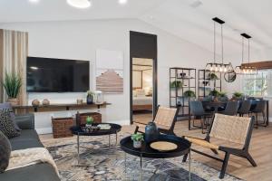 Μια τηλεόραση ή/και κέντρο ψυχαγωγίας στο Casa Canal Waterfront Heated Pool & Spa Retreat