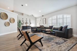 Χώρος καθιστικού στο Casa Canal Waterfront Heated Pool & Spa Retreat +86 φωτογραφίες