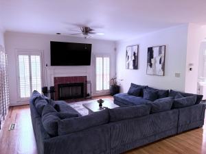 sala de estar con sofá grande y chimenea en Star Mansion Atlanta, en Atlanta 120 fotos más