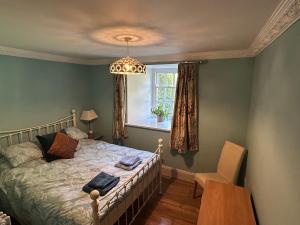 Ένα ή περισσότερα κρεβάτια σε δωμάτιο στο Spacious ground floor apartment near Beaumaris