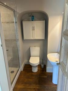 Ένα μπάνιο στο Spacious ground floor apartment near Beaumaris +9 φωτογραφίες