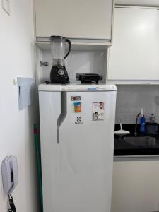 una licuadora en la parte superior de una nevera en la cocina en FLAT ALTO PADRÃO NO CENTRo, en Campina Grande 11 fotos más