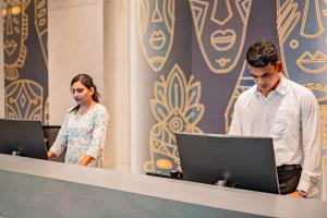 ブバネーシュワルにあるWelina Hotelの男女