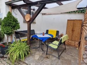 a patio with a table and chairs under a pergola at Gästehaus 24 in Grettstadt