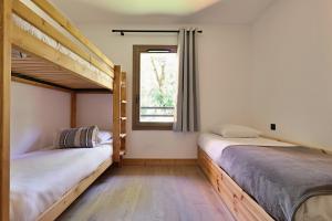 due letti a castello in una stanza con finestra di Combe –Spacieux appartement 4/6 personnes avec grand balcon a Champagny-en-Vanoise