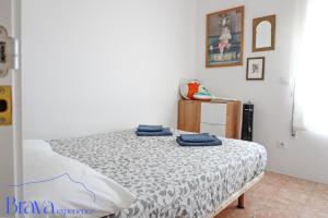 Ένα ή περισσότερα κρεβάτια σε δωμάτιο στο Ca la Mari - Artístico I reformado I funcional y pet-friendly con 3 camas dobles