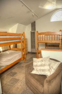 Postel nebo postele na pokoji v ubytování Harrison Serenity Ranch Bunk House