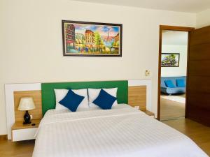 Un pat sau paturi într-o cameră la Lotus Villa Coastar Hồ Tràm Resort +15 fotografii