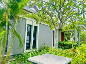 O grădină în afara Lotus Villa Coastar Hồ Tràm Resort
