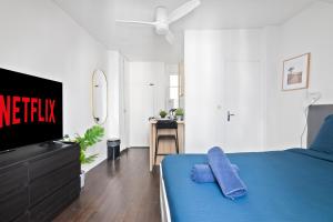Μια τηλεόραση ή/και κέντρο ψυχαγωγίας στο Superb Studio Appartement Quartier Les Marais Free Netflix